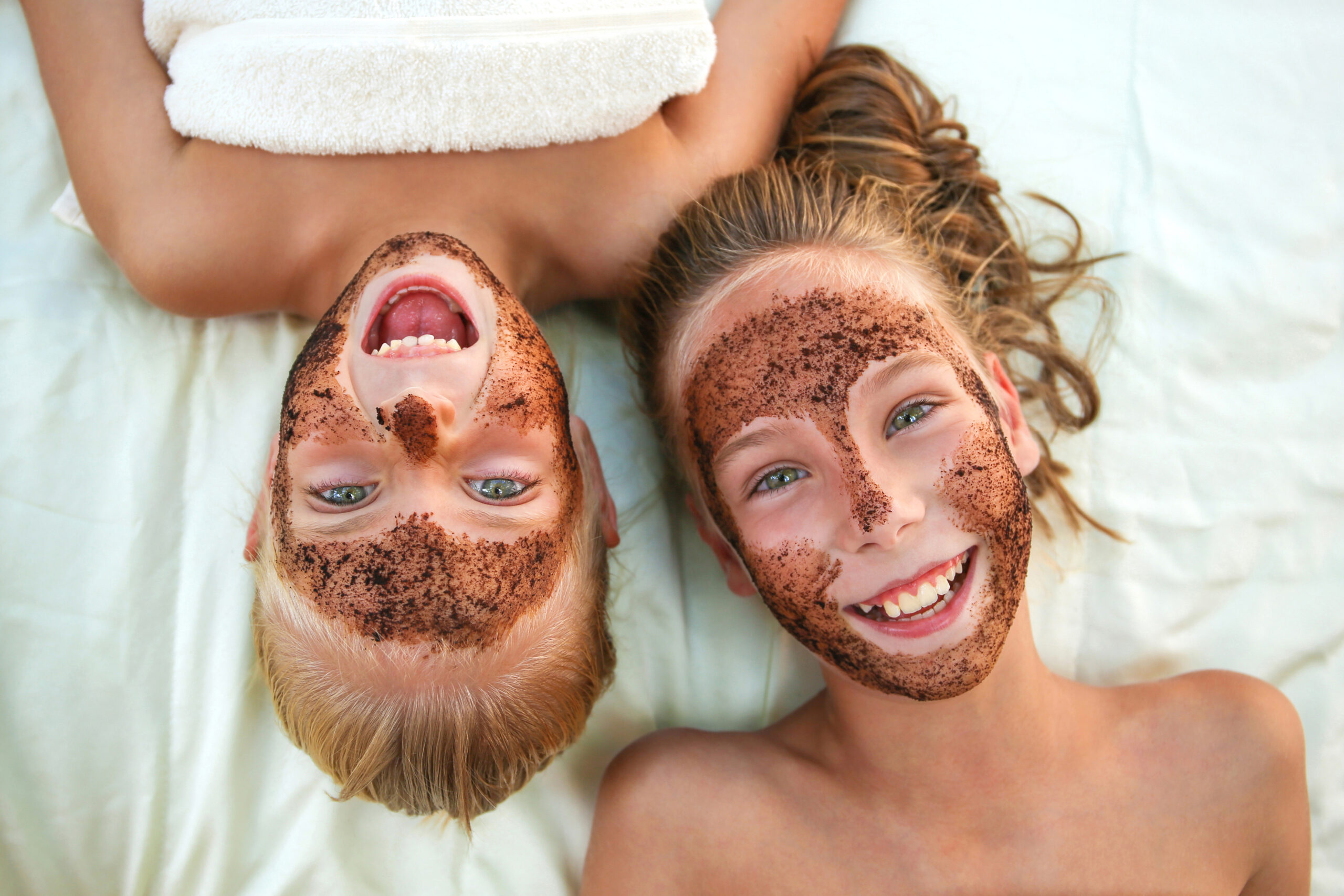Beautiful girls with facial mask coffee scrub. Top view. gesicht